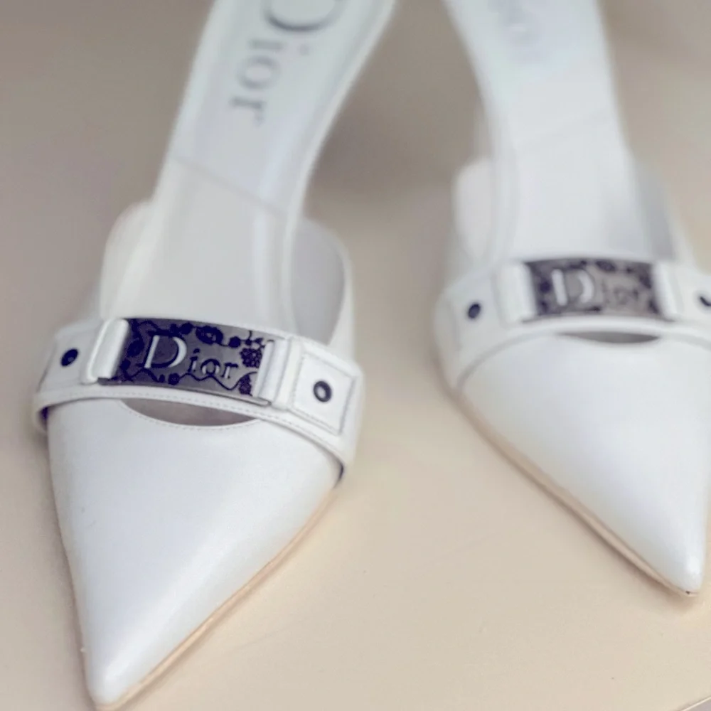 Vintage DIOR FLOWER LOGO MULE HEELS IN WHITE / SILVER size 8/ BRAND NEW - Picture 1 of 2